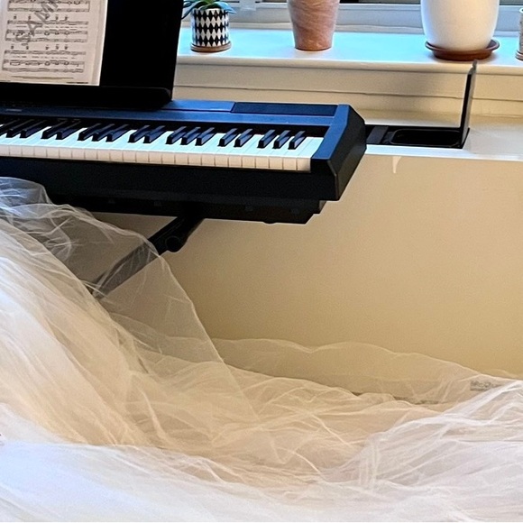 Vera Wang Zoya Gown - NEVER worn, NEVER altered
The most beautiful wedding dress - Picture 2 of 5